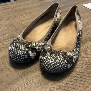 Vionic snakeskin flats size 9